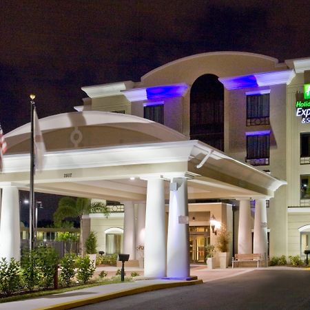 Holiday Inn Express Hotel & Suites Tampa-Usf-Busch Gardens By Ihg Ngoại thất bức ảnh