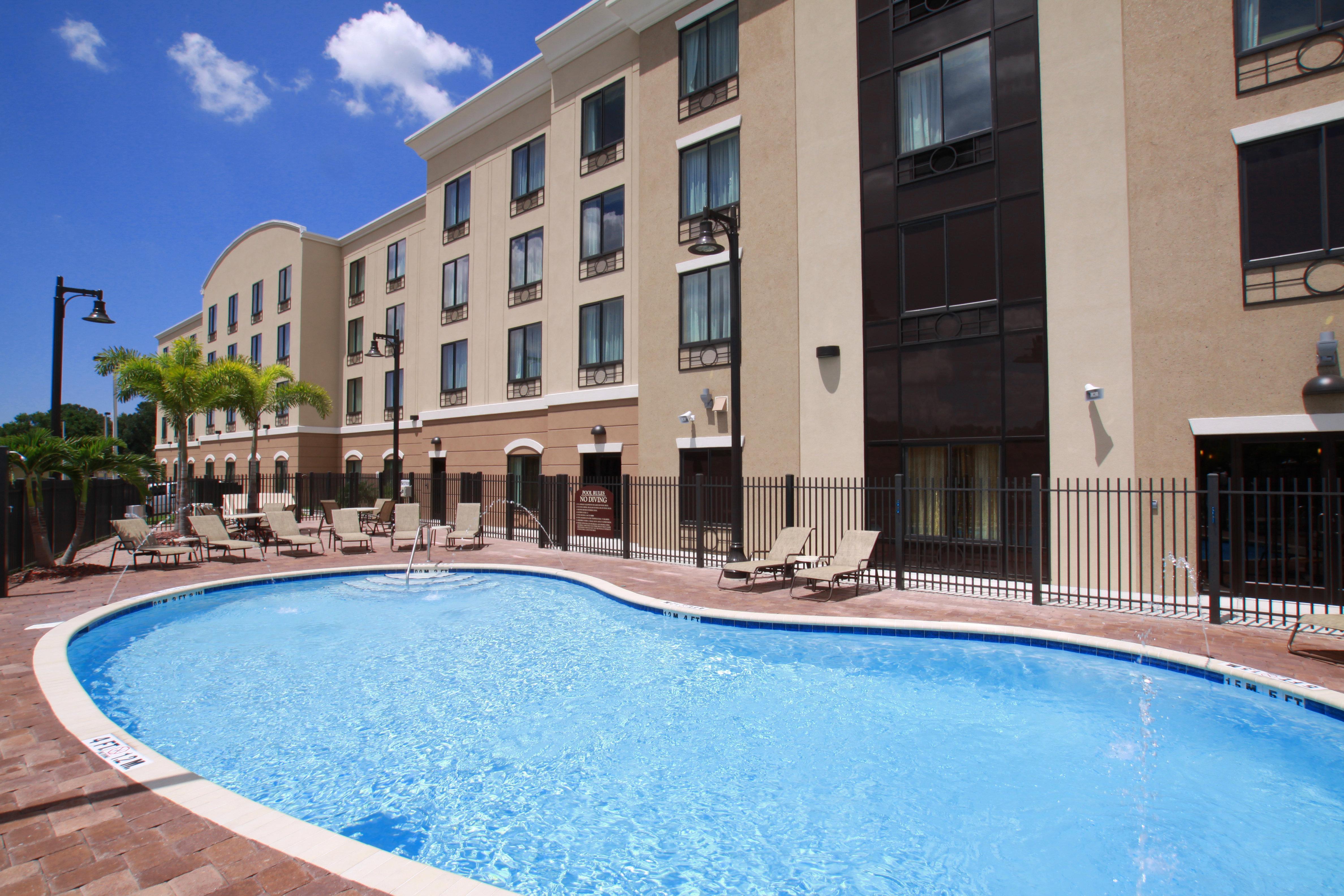 Holiday Inn Express Hotel & Suites Tampa-Usf-Busch Gardens By Ihg Ngoại thất bức ảnh