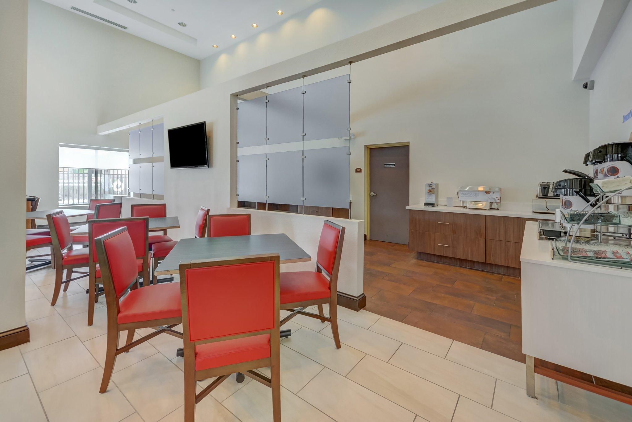 Holiday Inn Express Hotel & Suites Tampa-Usf-Busch Gardens By Ihg Ngoại thất bức ảnh