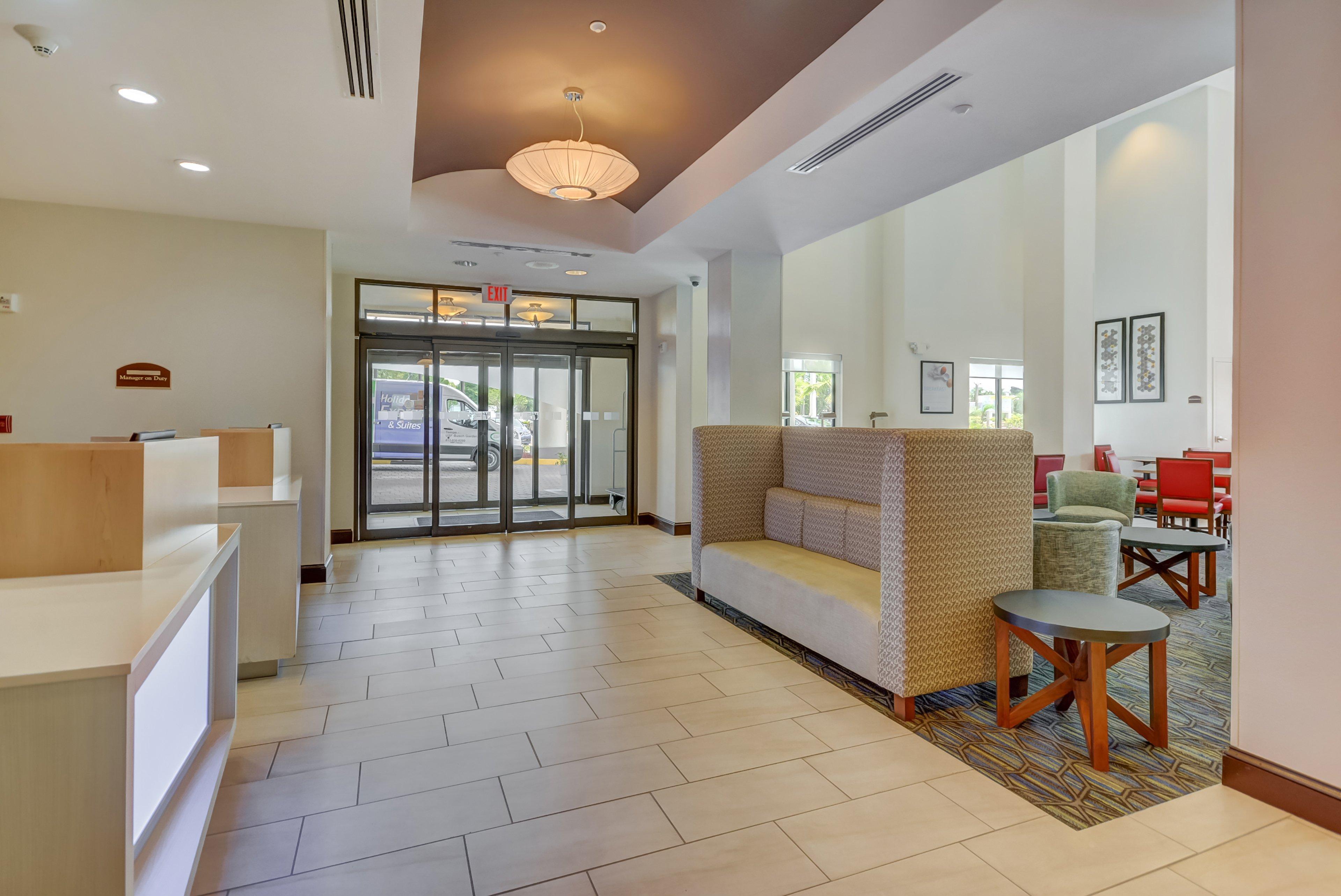 Holiday Inn Express Hotel & Suites Tampa-Usf-Busch Gardens By Ihg Ngoại thất bức ảnh
