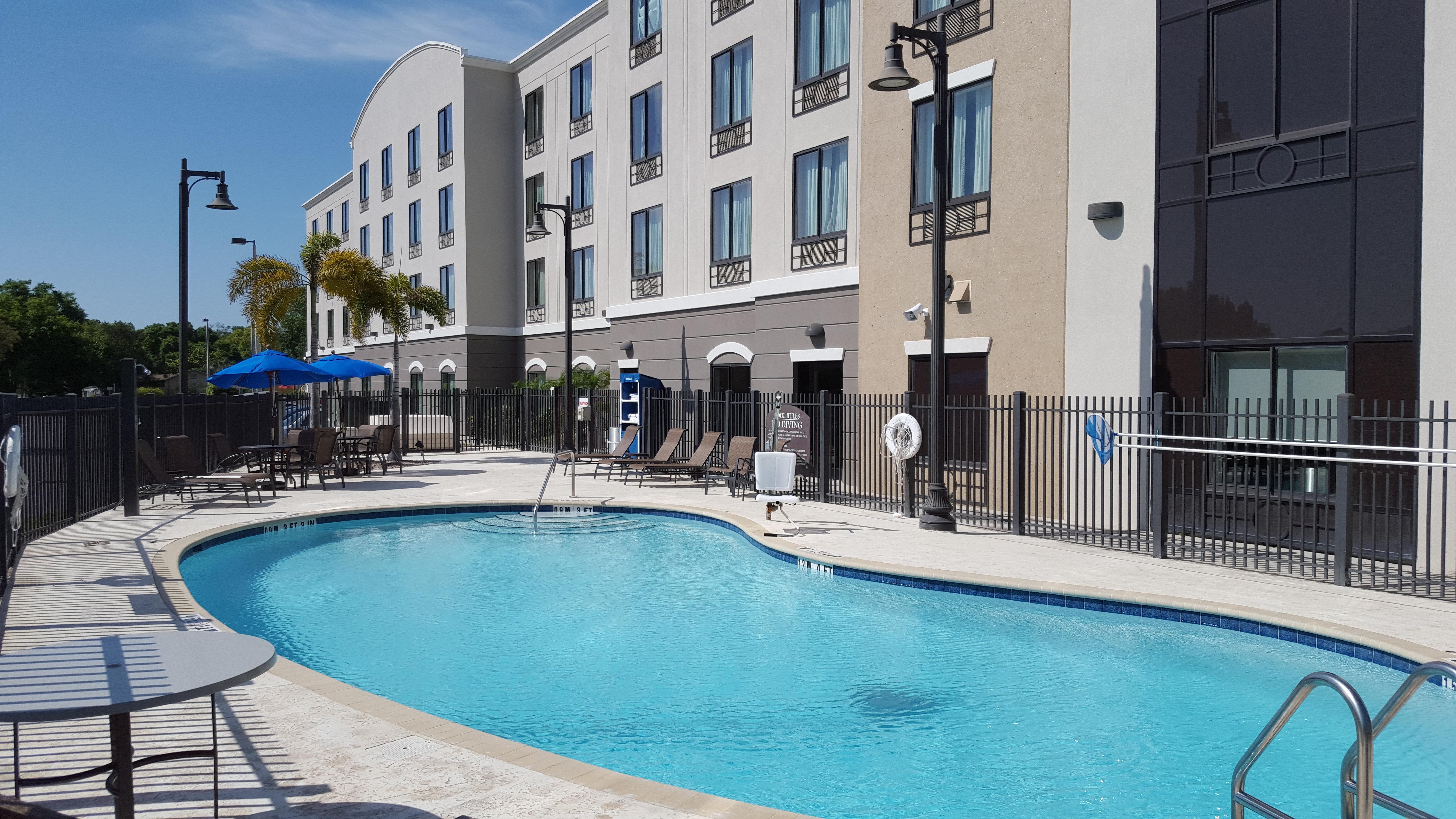 Holiday Inn Express Hotel & Suites Tampa-Usf-Busch Gardens By Ihg Ngoại thất bức ảnh