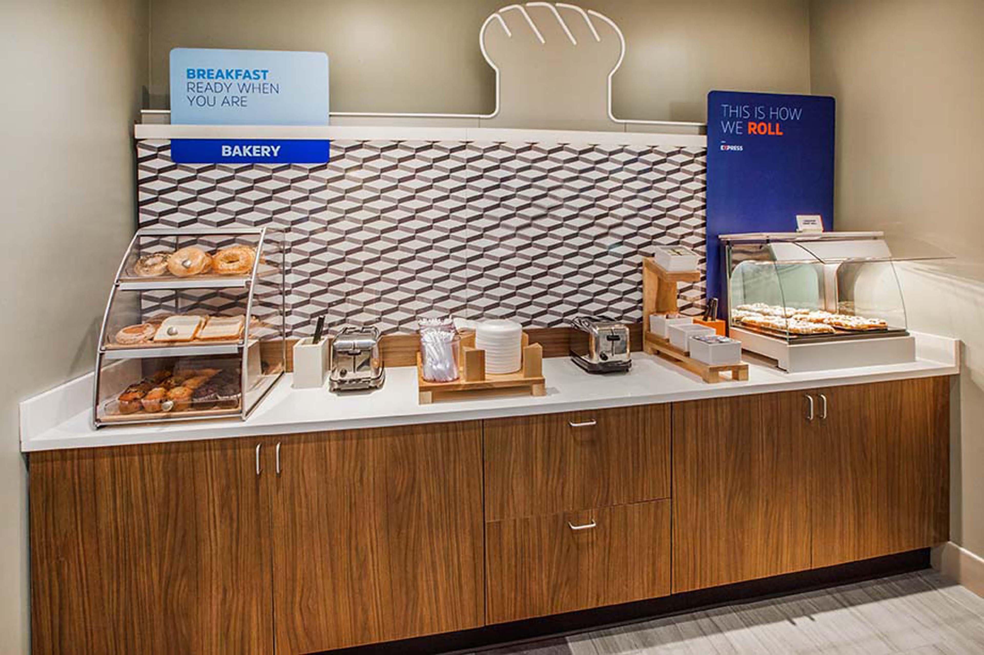 Holiday Inn Express Hotel & Suites Tampa-Usf-Busch Gardens By Ihg Ngoại thất bức ảnh