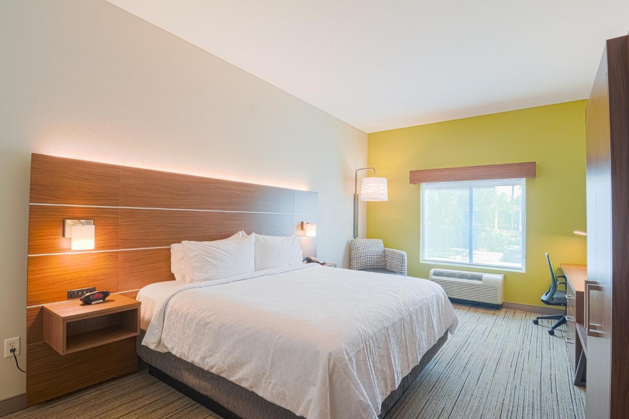 Holiday Inn Express Hotel & Suites Tampa-Usf-Busch Gardens By Ihg Ngoại thất bức ảnh
