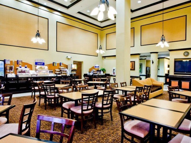 Holiday Inn Express Hotel & Suites Tampa-Usf-Busch Gardens By Ihg Ngoại thất bức ảnh