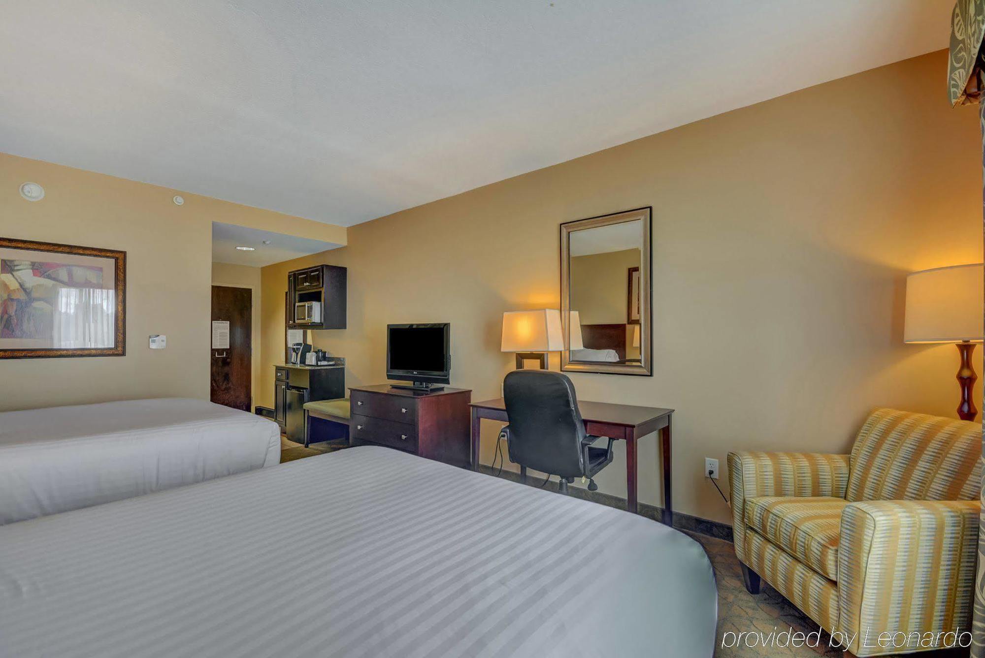 Holiday Inn Express Hotel & Suites Tampa-Usf-Busch Gardens By Ihg Ngoại thất bức ảnh