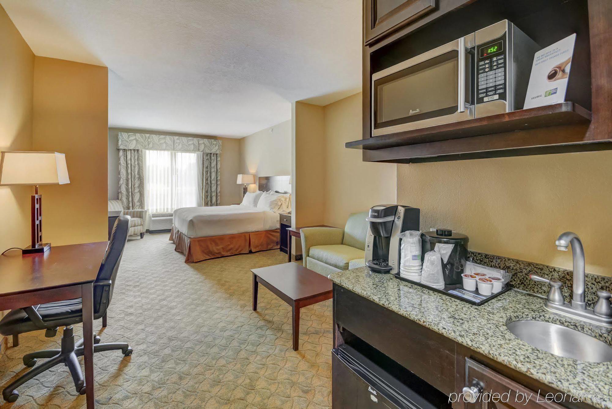 Holiday Inn Express Hotel & Suites Tampa-Usf-Busch Gardens By Ihg Ngoại thất bức ảnh