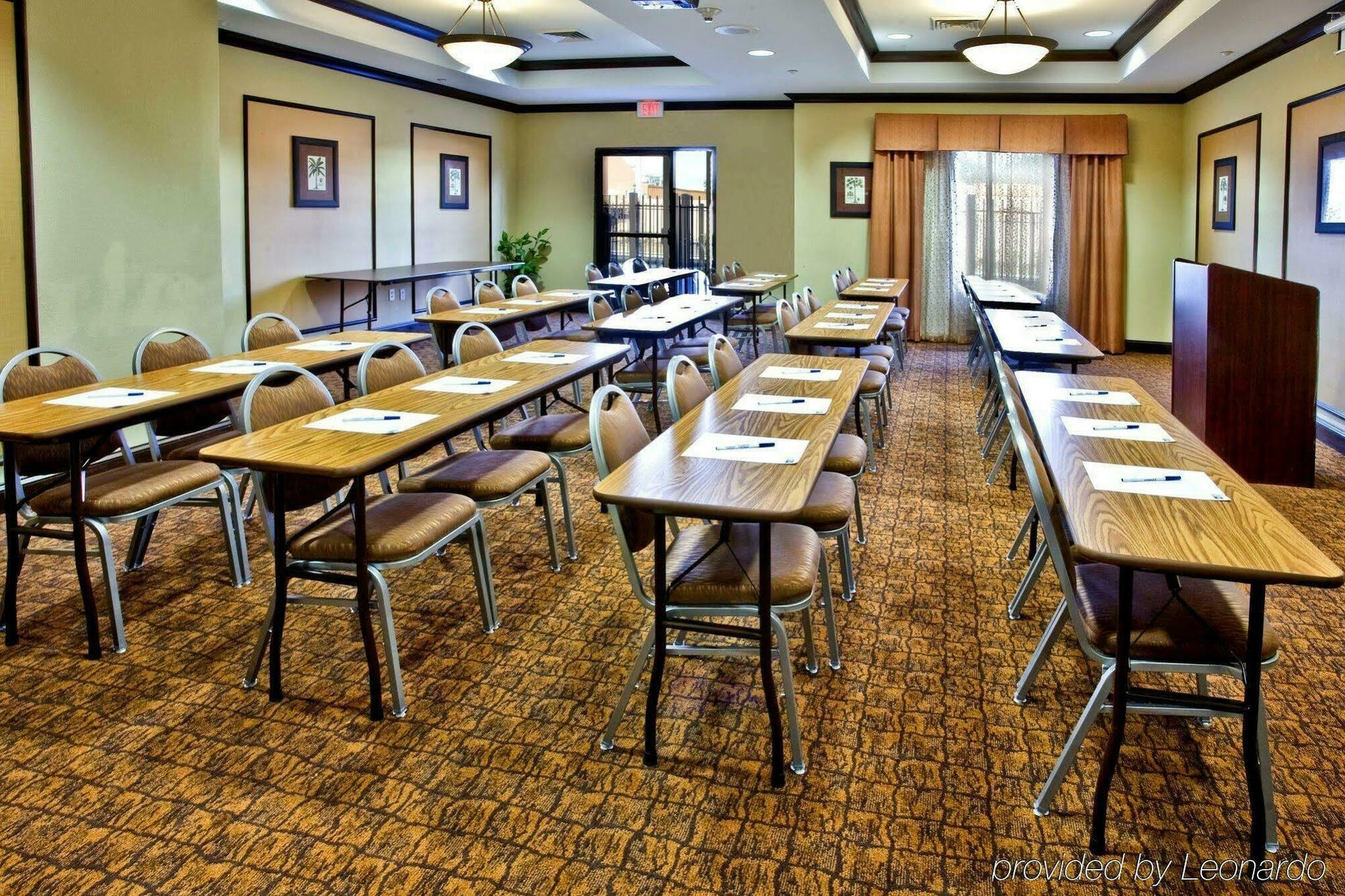 Holiday Inn Express Hotel & Suites Tampa-Usf-Busch Gardens By Ihg Ngoại thất bức ảnh