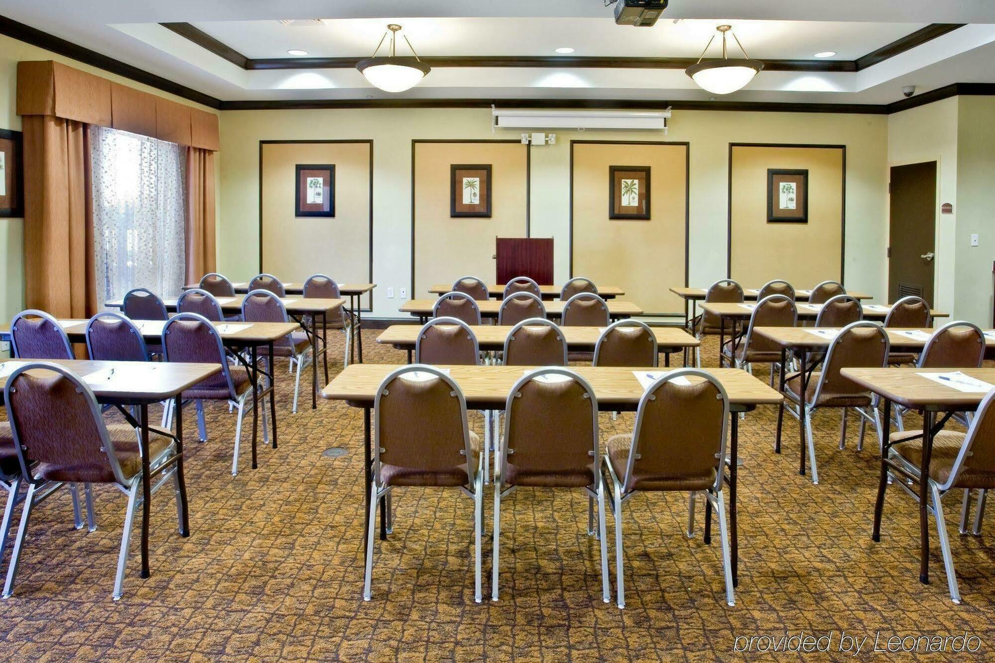 Holiday Inn Express Hotel & Suites Tampa-Usf-Busch Gardens By Ihg Ngoại thất bức ảnh